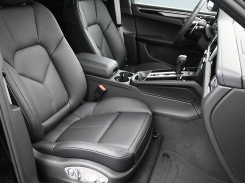 Certified 2025 Porsche Macan image 11