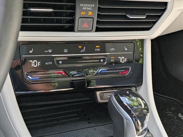 Certified 2025 Volkswagen Jetta SE w/ Sunroof Package FWD image 34