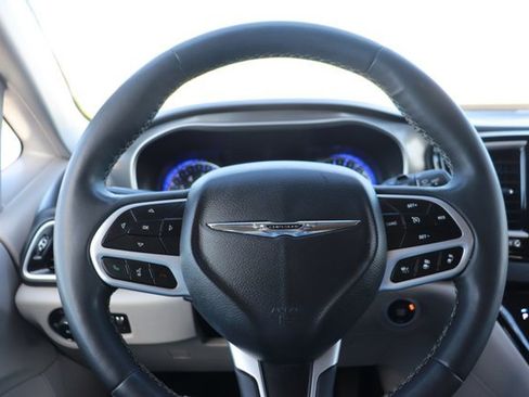 Used 2022 Chrysler Pacifica Touring-L image 18