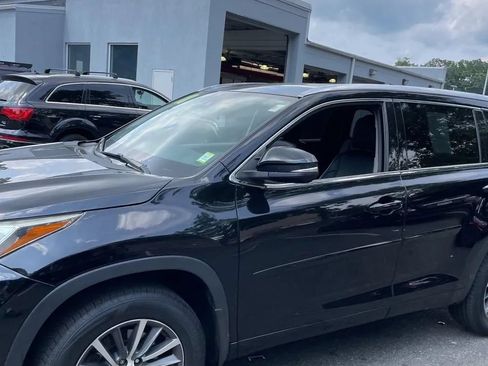 Used 2018 Toyota Highlander XLE w/ Protection Package #3 AWD/4WD image 2