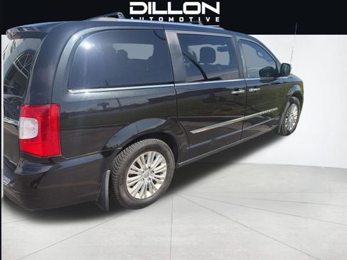 Used 2015 Chrysler Town & Country Limited Platinum FWD image 8