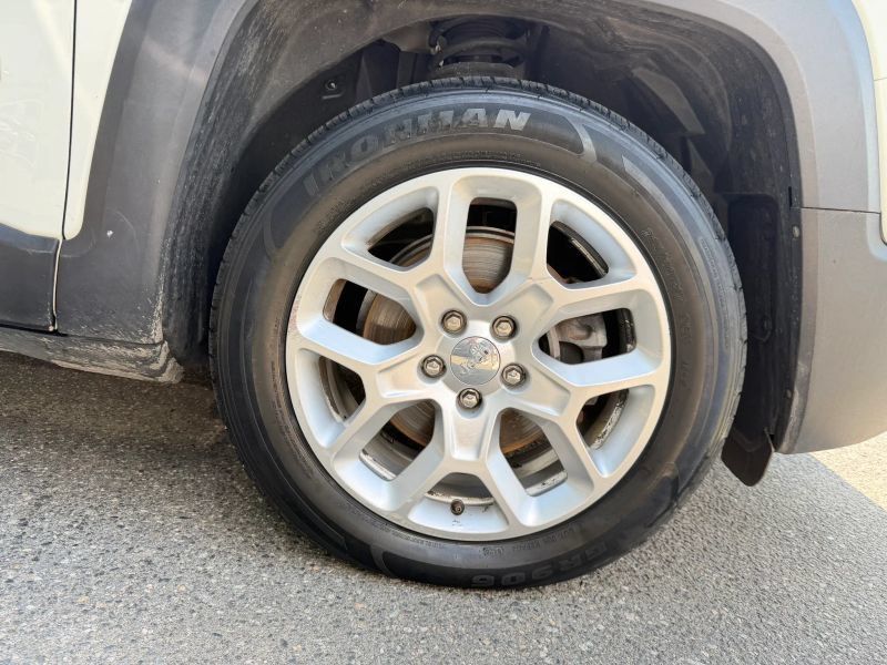 Used 2017 Jeep Renegade Latitude FWD image 33