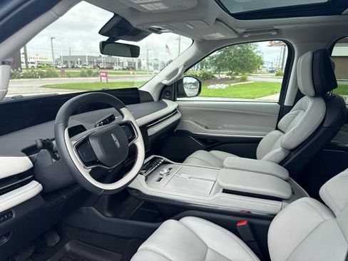 Used 2025 Lincoln Navigator Reserve AWD/4WD image 13