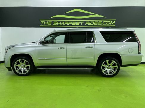 Used 2017 Cadillac Escalade ESV Luxury AWD/4WD image 6