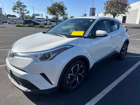Used 2019 Toyota C-HR XLE FWD image 3