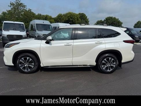 Used 2021 Toyota Highlander XLE AWD/4WD image 10