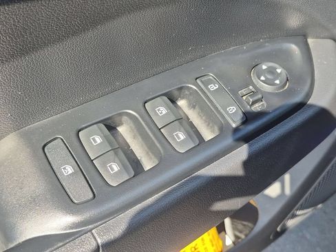 Used 2025 Hyundai Venue SEL FWD image 13