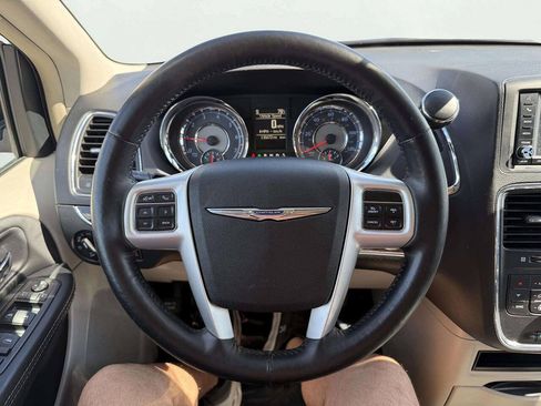 Used 2015 Chrysler Town & Country Touring w/ Driver Convenience Group FWD image 17