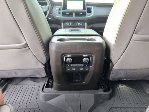 Certified 2024 GMC Yukon SLT w/ SLT Luxury Package image 31