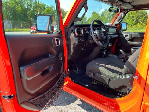 Used 2018 Jeep Wrangler Unlimited Sport AWD/4WD image 9