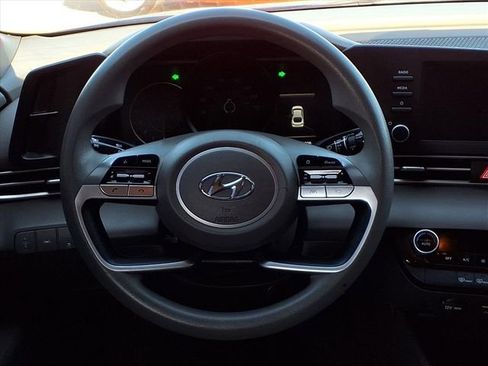 Used 2023 Hyundai Elantra SEL w/ Winter Weather Package FWD image 18