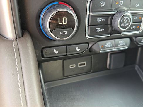 Used 2024 Chevrolet Suburban LT RWD image 29