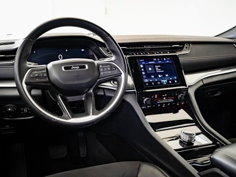 Used 2021 Jeep Grand Cherokee L Laredo image 4