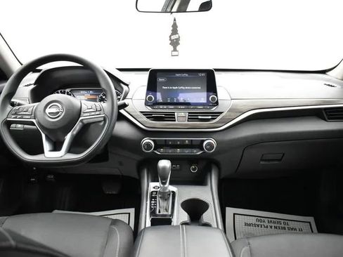 Used 2025 Nissan Altima 2.5 SV image 18