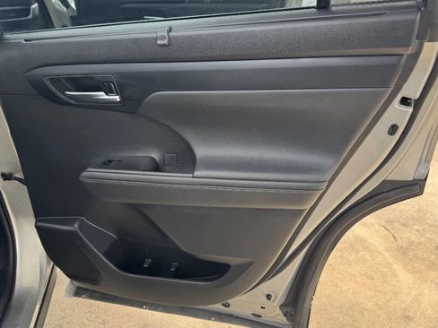 Used 2021 Toyota Highlander XLE FWD image 21