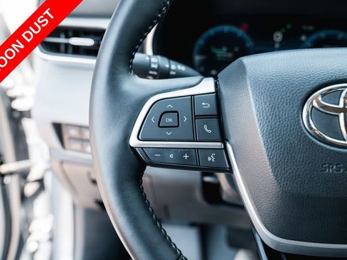 Used 2024 Toyota Highlander Platinum FWD image 16