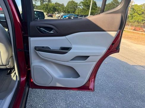 Used 2019 GMC Acadia SLT w/ LPO, Floor Liner Package FWD image 12