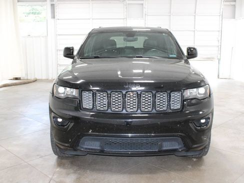 Used 2018 Jeep Grand Cherokee Altitude RWD image 3