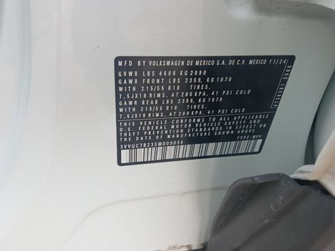 Used 2025 Volkswagen Taos SE AWD/4WD image 3