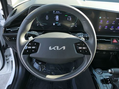 Used 2023 Kia Niro EX image 17