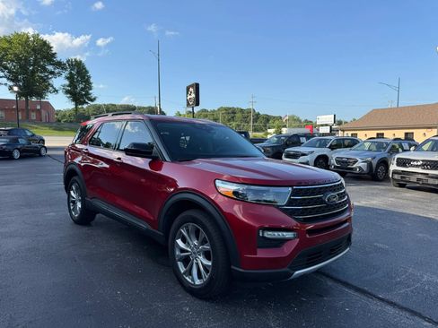 Used 2024 Ford Explorer XLT w/ Equipment Group 202A AWD/4WD image 8
