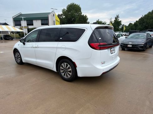 Used 2024 Chrysler Pacifica Limited FWD image 7