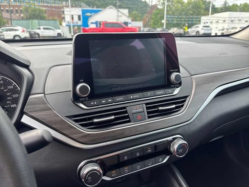 Used 2025 Nissan Altima 2.5 SV FWD image 15