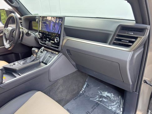 Used 2024 Lexus GX 550 AWD/4WD image 15