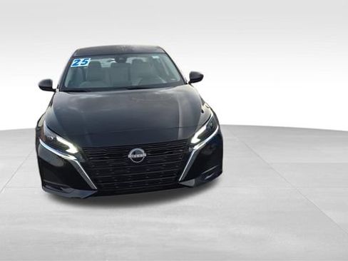 Used 2025 Nissan Altima 2.5 SV FWD image 11
