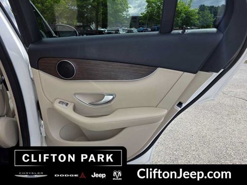 Used 2022 Mercedes-Benz GLC 300 4MATIC image 17