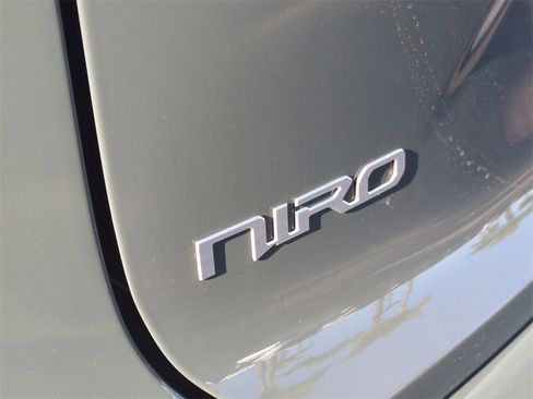 Certified 2025 Kia Niro EX image 30