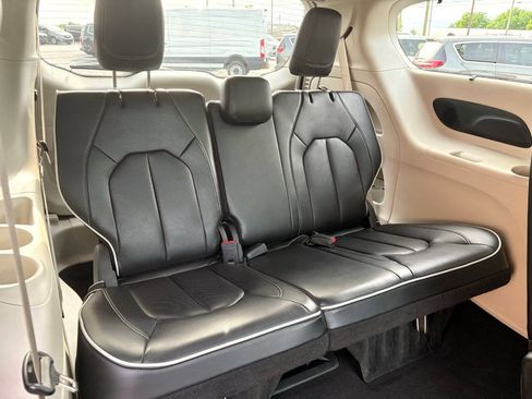 Used 2023 Chrysler Pacifica Limited FWD image 15