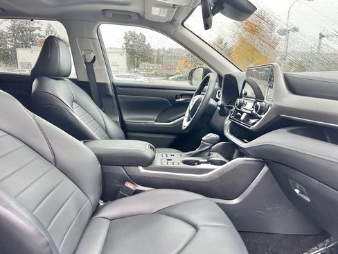 Certified 2024 Toyota Highlander XLE image 18