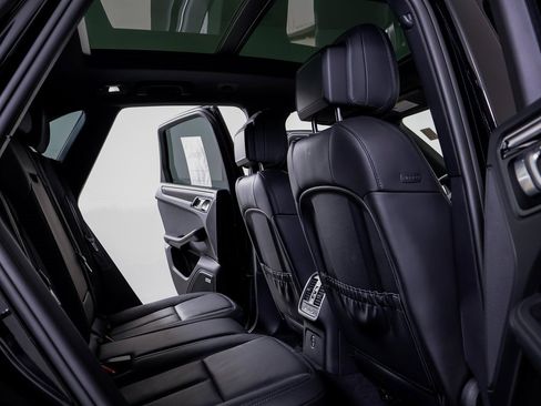 Certified 2023 Porsche Macan S image 8