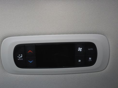 Used 2024 Chrysler Pacifica Touring-L FWD image 38