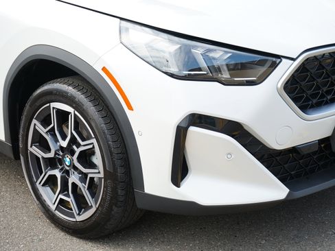 Used 2025 BMW X2 xDrive28i w/ Convenience Package image 2