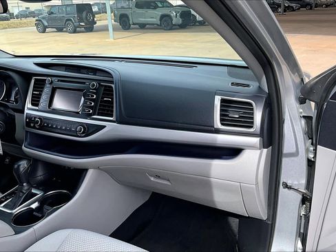 Used 2019 Toyota Highlander LE image 16