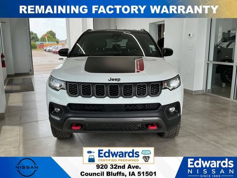 Used 2025 Jeep Compass Trailhawk AWD/4WD image 3