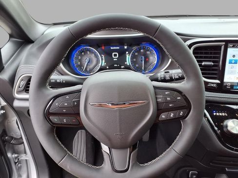 New 2026 Chrysler Pacifica Select image 12