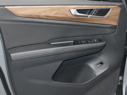 Certified 2025 Volkswagen Atlas SE image 4