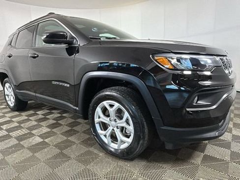 Used 2024 Jeep Compass Latitude w/ Sun and Sound Group AWD/4WD image 2