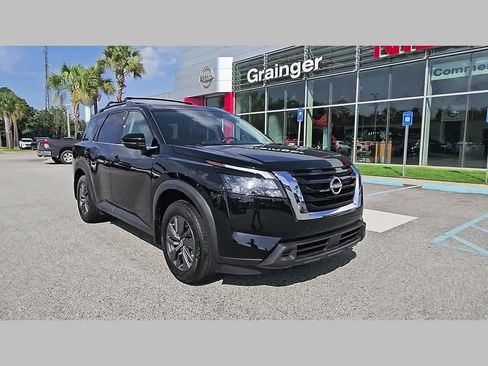 Used 2024 Nissan Pathfinder SV w/ SV Premium Package FWD image 17