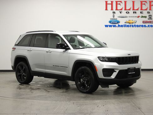 Used 2023 Jeep Grand Cherokee Altitude image 1