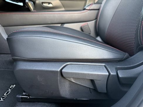 Used 2025 Nissan Kicks SR image 9