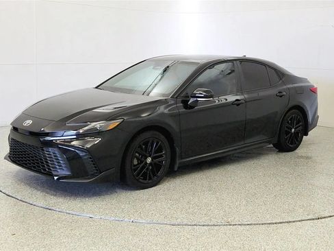 Used 2025 Toyota Camry SE FWD image 3