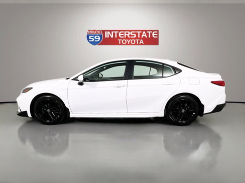 Used 2025 Toyota Camry SE w/ Convenience Package image 4