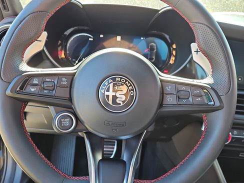 Used 2024 Alfa Romeo Giulia image 13