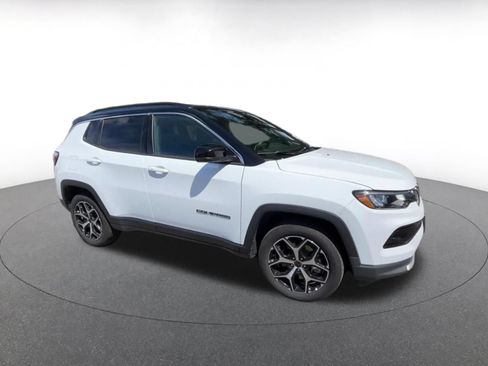 Used 2025 Jeep Compass Limited AWD/4WD image 2
