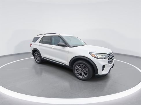 Used 2025 Ford Explorer Active w/ Active Comfort Package image 2