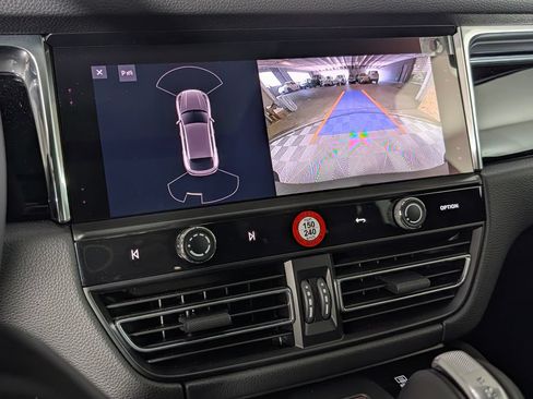 Certified 2026 Porsche Macan AWD/4WD image 32